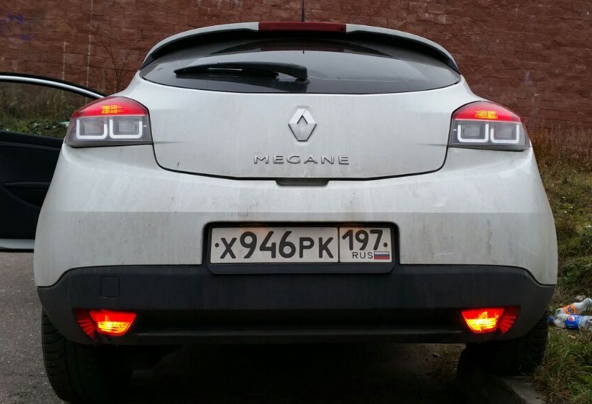 Рено меган задних фар. Задние фонари Renault Megane 3. Задние ПТФ Рено Меган 2. Задние ПТФ Рено Меган 3. Противотуманки Рено Меган 3 хэтчбек.