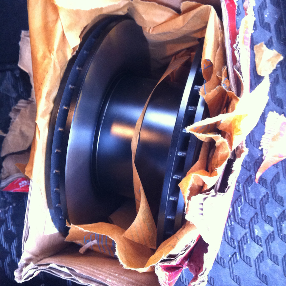 Замена вакуумника, свечей, передних колодок и дисков — BMW 3 series ...