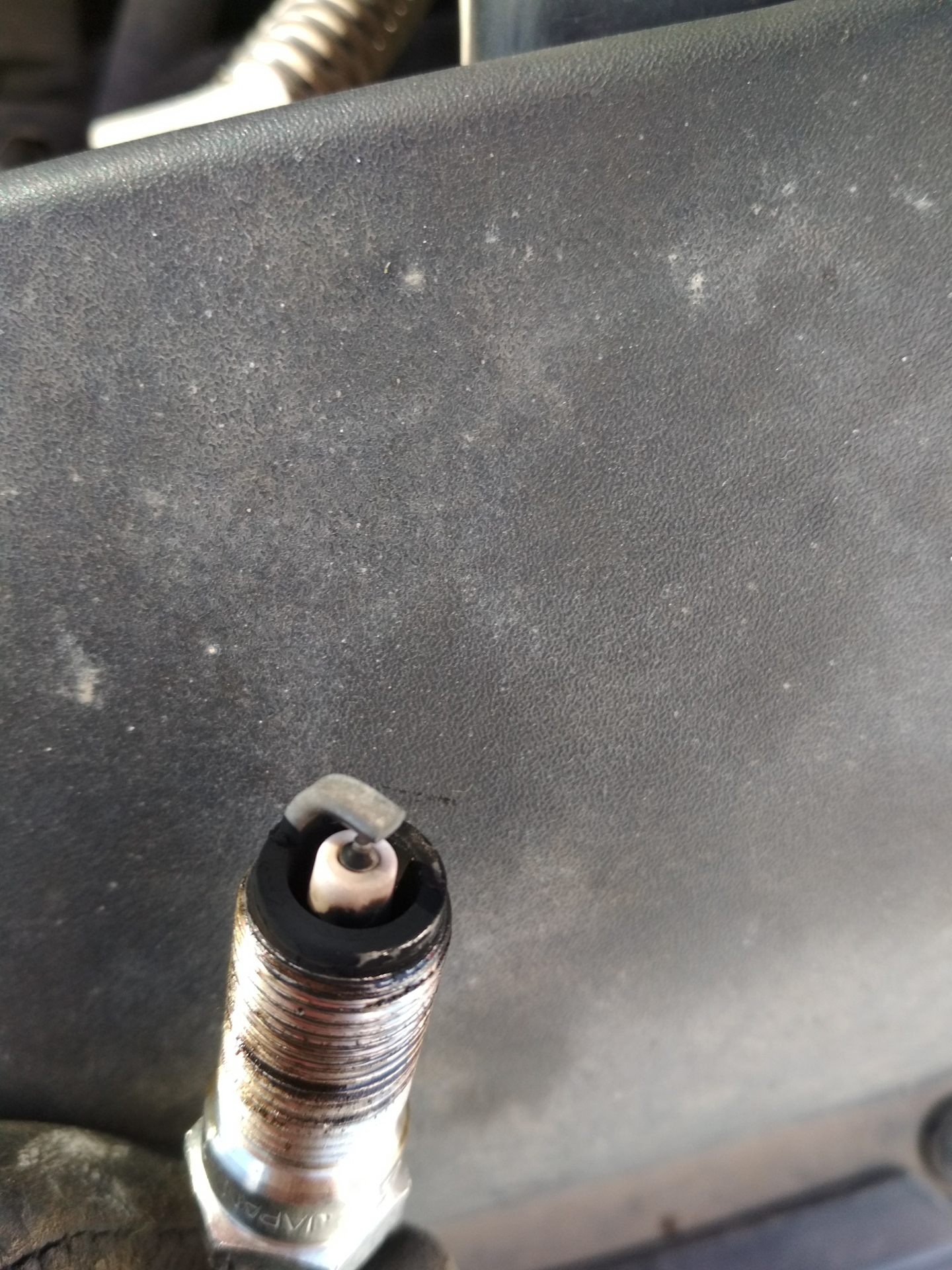 Поменял свечи троит двигатель. Car spark plugs. Троит двигатель. Детонация двигателя по свечам. Бедная смесь свечи.