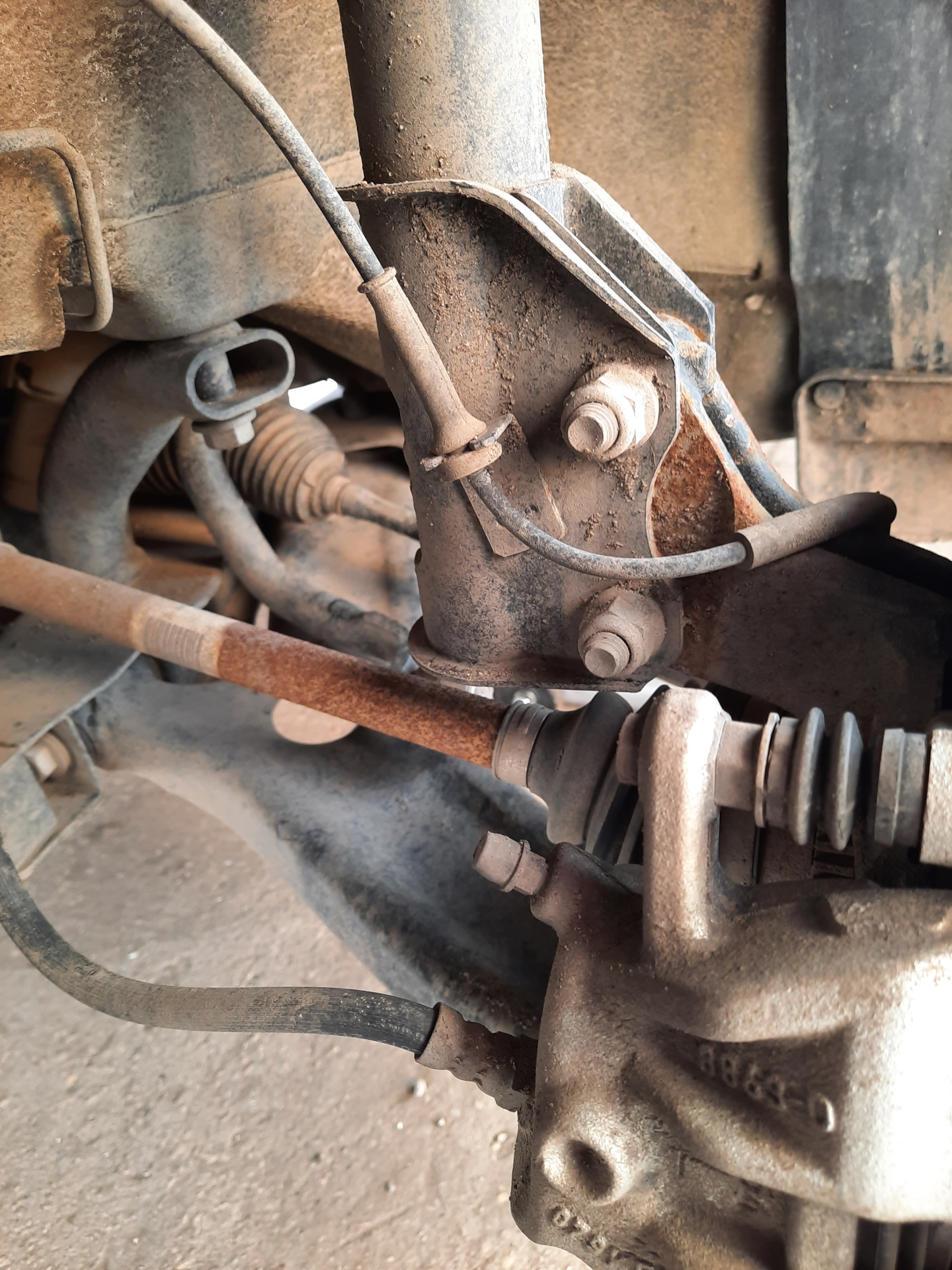 Обработка ступиц медной смазкой. — Lada Vesta SW Cross (1G), 1,6 л ...