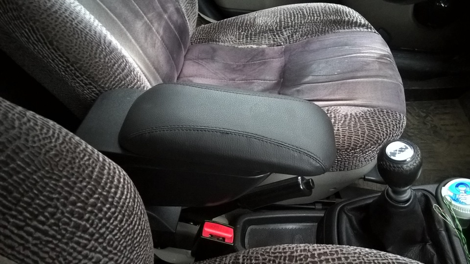 Подлокотник — Lada Калина седан, 1,6 л, 2010 года | просто так | DRIVE2