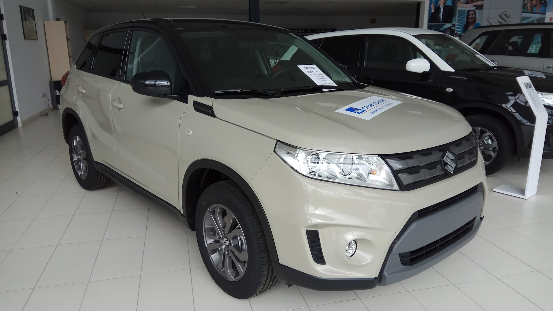 Suzuki Vitara белая