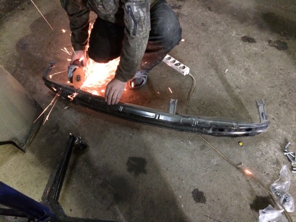 Выпиливаем центр. Почему надо мучится и пилить? По краям на усилителе расположены крепления бампера, не хотелось их терять. Да и вдруг удар в угол? безопасность есть безопасность — Opel Antara