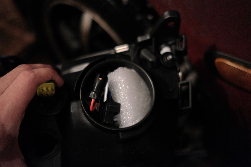 Внутрь вложено что-то типа поролона, чтобы отражатель не болтался при транспортировке — Toyota Avensis I