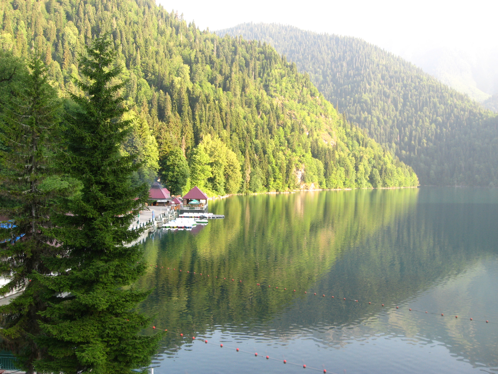 Глубина озера рица. Озеро Рица. Абхазия Рица лето. Озеро Рица Абхазия летом. Краснодар озеро Рица.