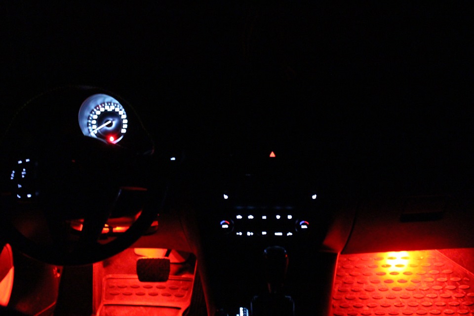 Подсветка мазда сх5. Подсветка ног Mazda 3 BL. Контурная подсветка Мазда 3 БК. Штатная подсветка ног Мазда 3 БК. Мазда 3 BK штатная салон подсветка.
