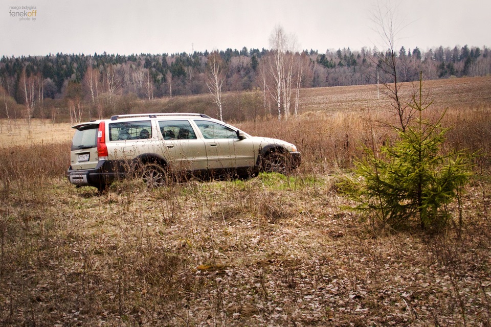 Volvo xc70 II на России в лесу