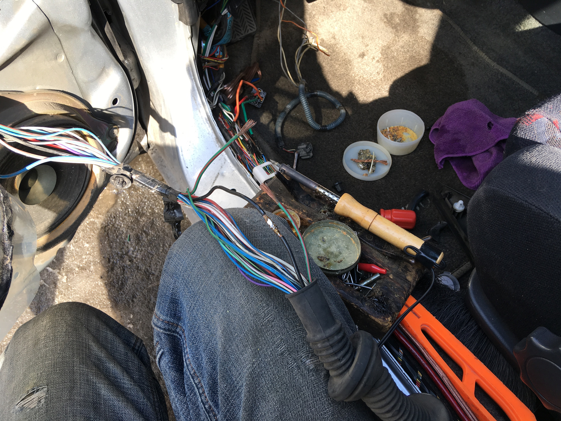 Замена косы дхо спб. Ремонт косы моторной dfp. Ремонт косы проводки автомобиля. Проводка королла 110. Починить косу.