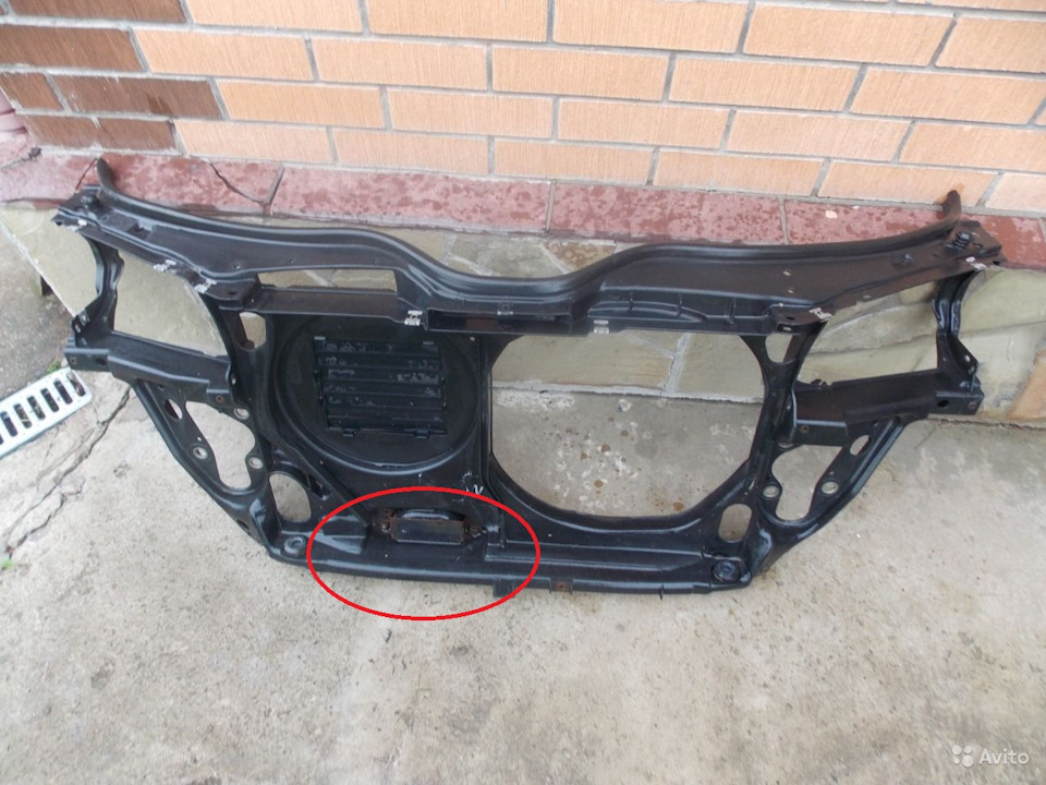 А теперь о доработках, у меня стоял вот такой вот телевизор, с таким местом под силовую защиту и под лапу отбойника, на 1.6ahl. менял уже на простой телевизор с более мощной силовой защитой под отбойник — Volkswagen Passat B5