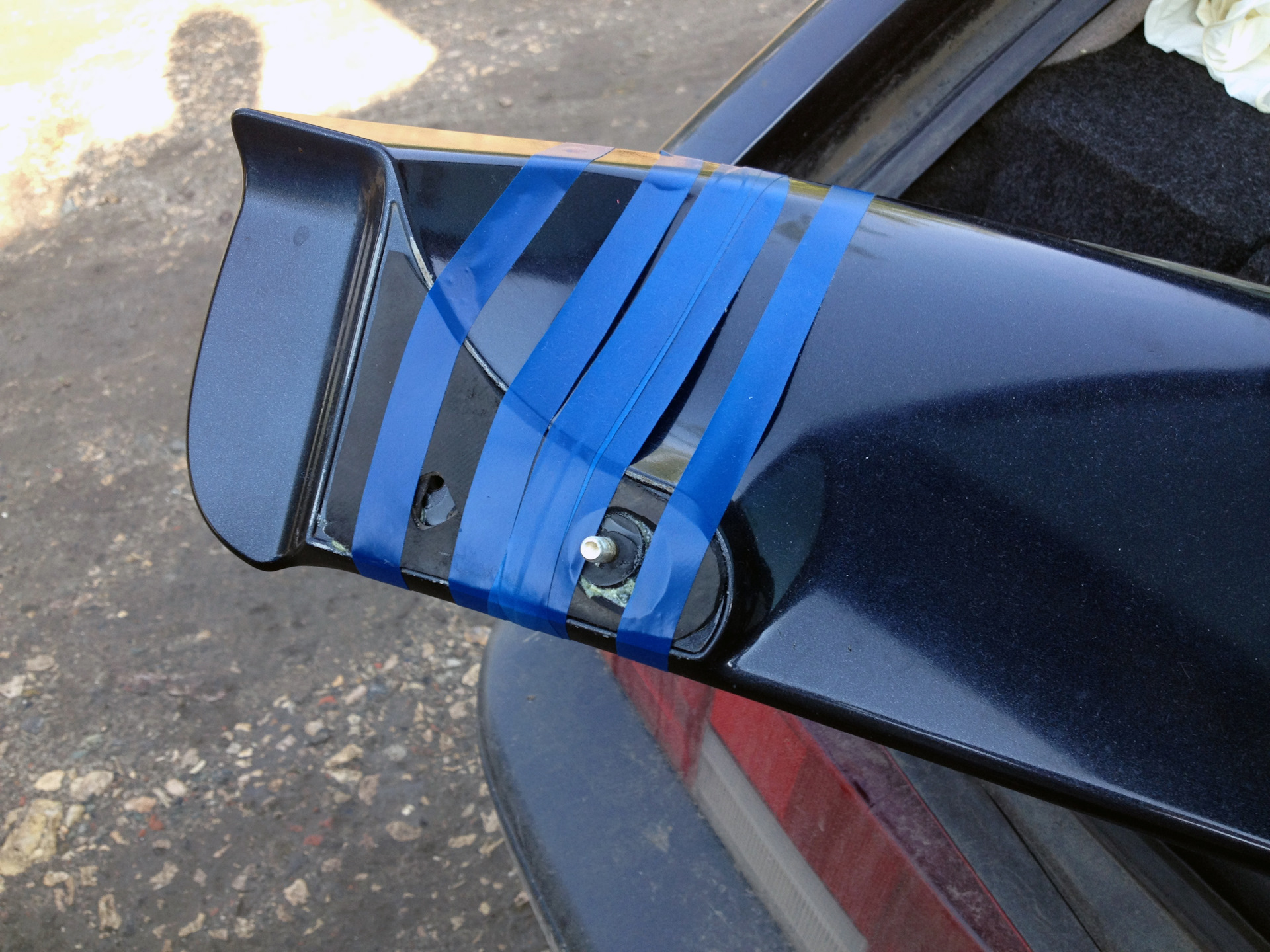 Универсальный спойлер на ваз 2114. Крепление заднего спойлера. Спойлер на ваз 21214 задний. Спойлер калина 1 хэтчбек. Крепление заднего спойлера.