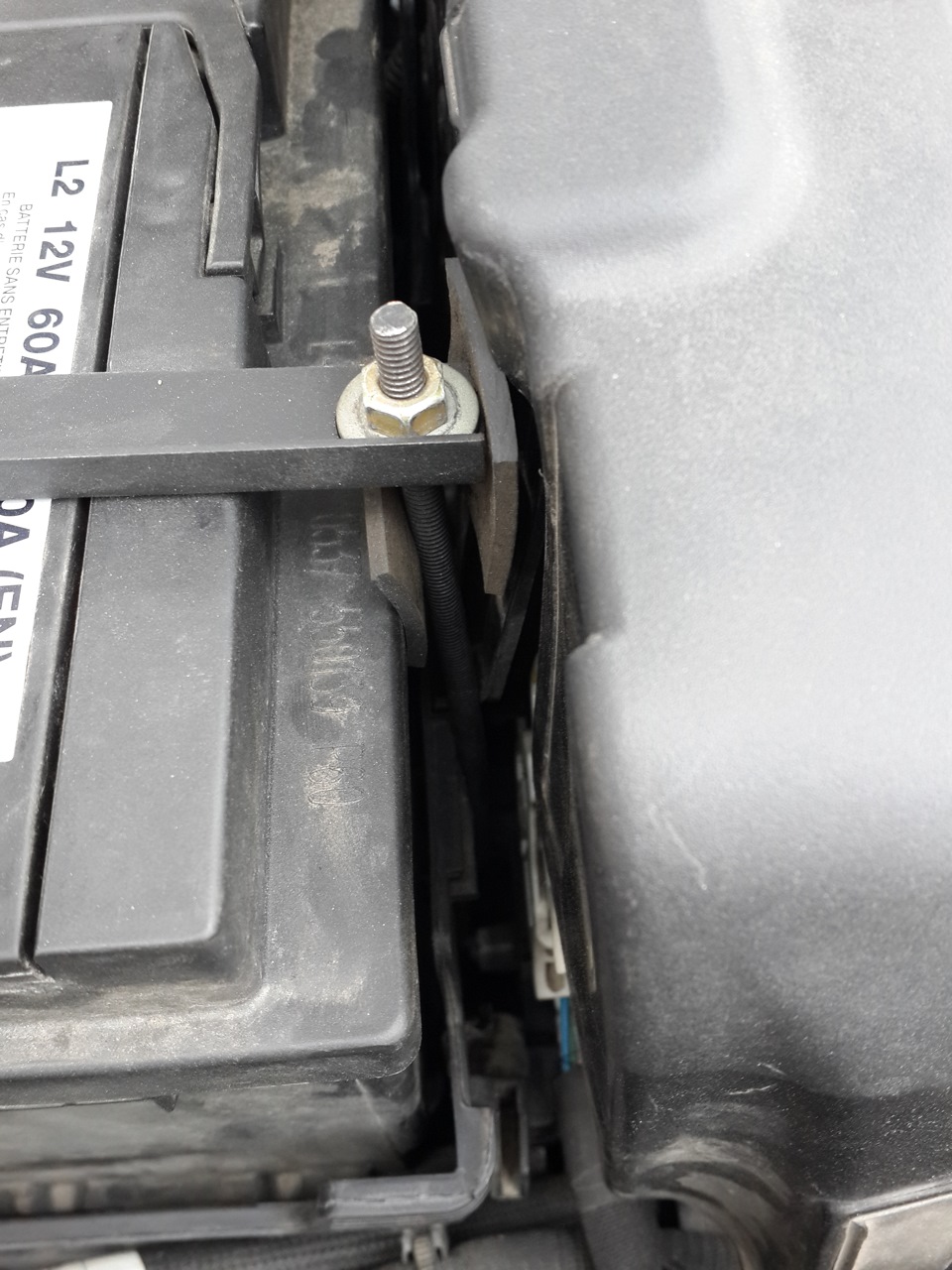 Лада ларгус 1. Как снять крепление аккумулятора. Аккумулятор фольксваген поло 2016 акб. Акб фольксваген поло 1. Акб фольксваген поло 1.