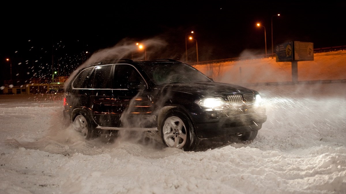 За рулем BMW x5 зима