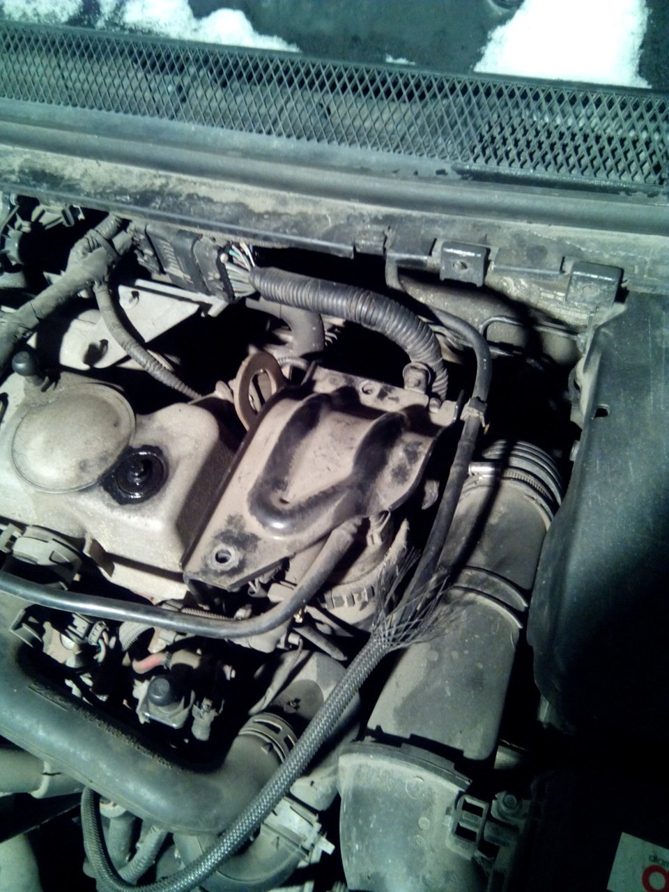 36. Замена топливного фильтра — Ford Focus Hatchback II, 1,8 л, 2009 ...