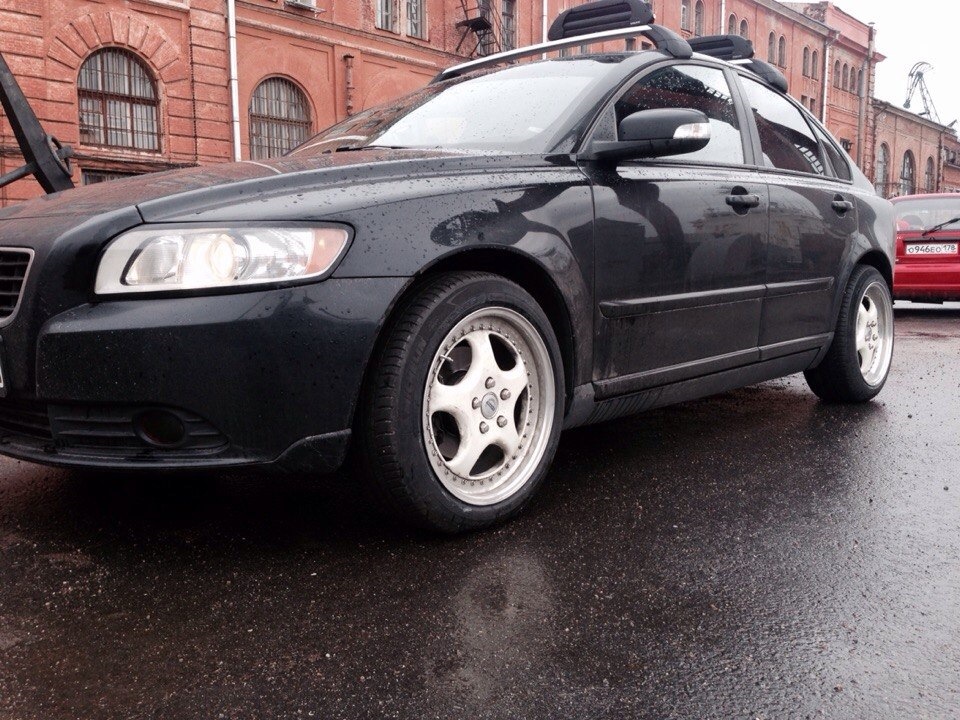 Drive2 шины. Volvo s40 r17. 215 50 17 Вольво s40. Volvo s60 диски r17. 235/45 R17 Volvo c30.