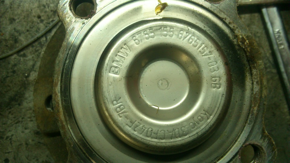 Одновременно со стойками заменили левую переднюю ступицу. Успел сфоткать только старую. — BMW 3 series (E90)