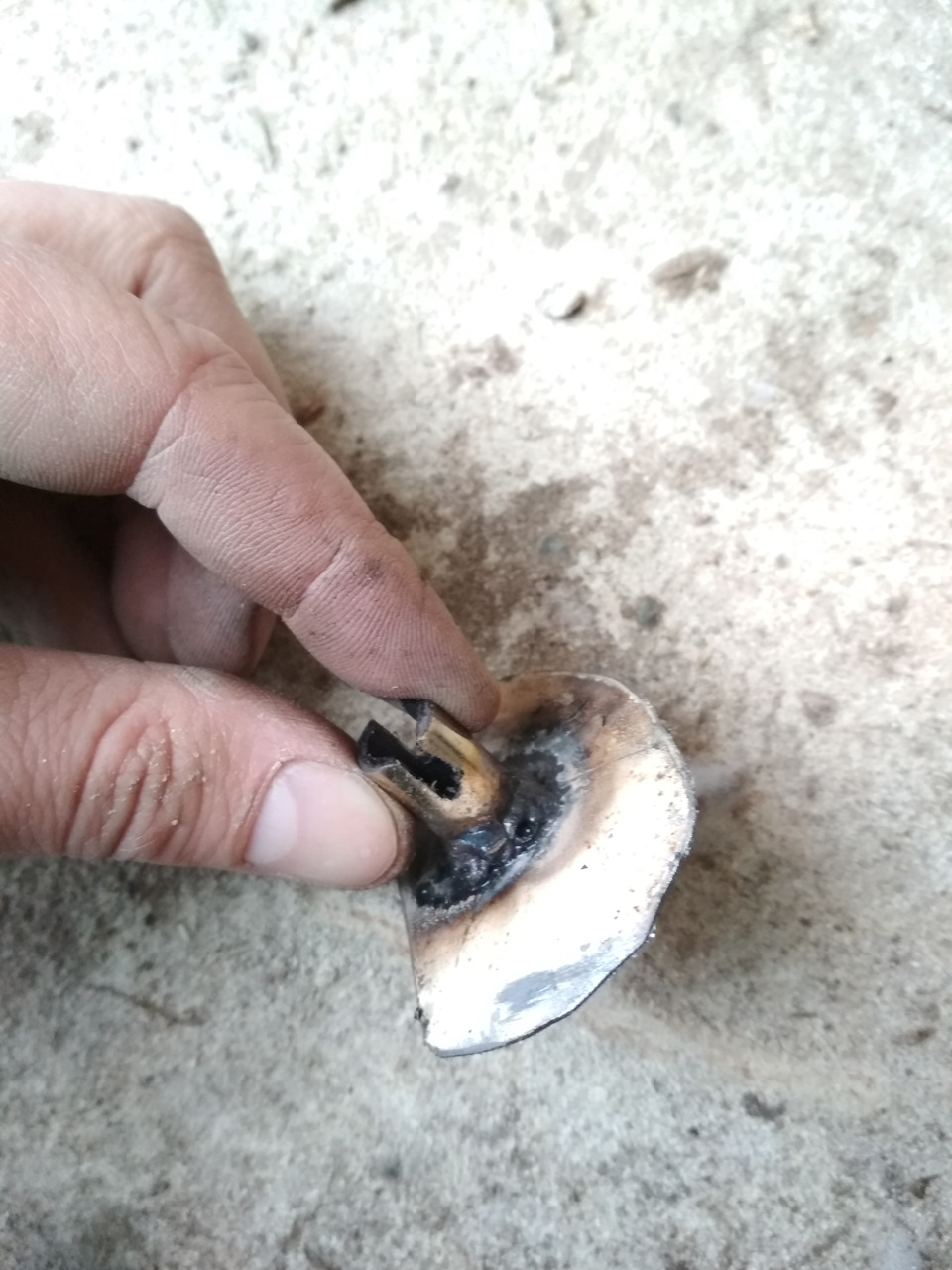 заготовка из трубки + пластина по форме торцевого кожуха шторки — Volvo V70 I