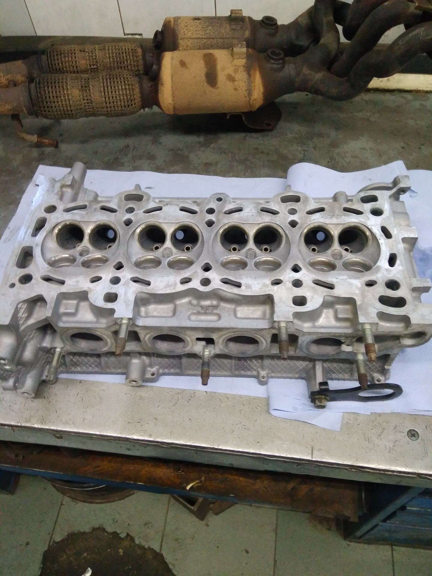 Головка гбц после мойки. Отмыть блок двигателя снаружи. Притирка гбц на поверочной плите. Чистка гбц. Прибор для чистки гбц грецким орехом.