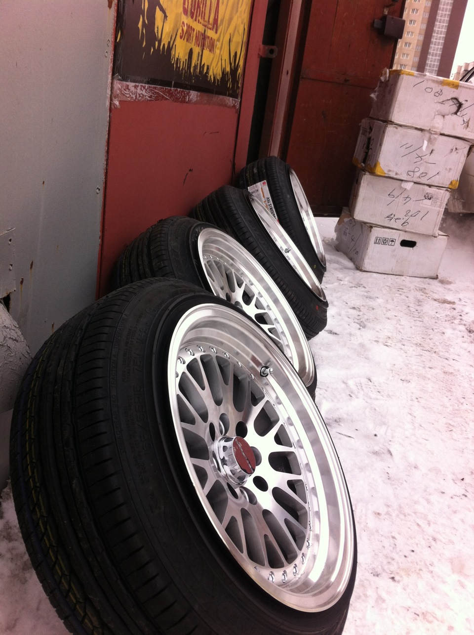 Резина 225/55 r17. Диски шириной 8. Диски шириной 8. Диски шириной 8. Хромированные кованые диски.