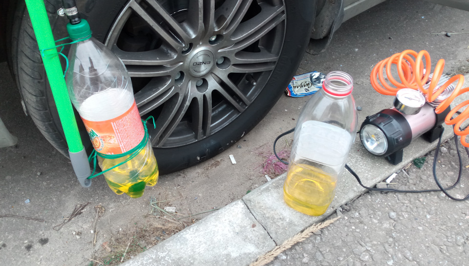 По инструкции после 15 мин. работы на промывке, нужно заглушить мотор на 10-15 мин. для размягчения грязи в форсунках. Во время этого перерыва перелил жидкость из обратки в основную тару. — Daewoo Leganza