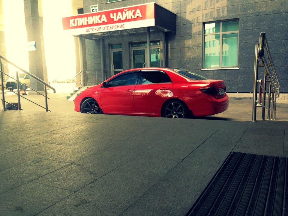 Toyota Corolla красная