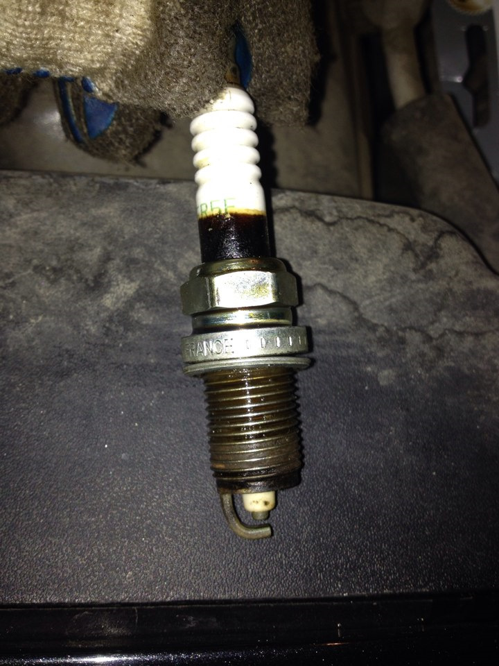 Что скажи ? На всех 4 свечах так, в колодцах сухо, движок работает ...