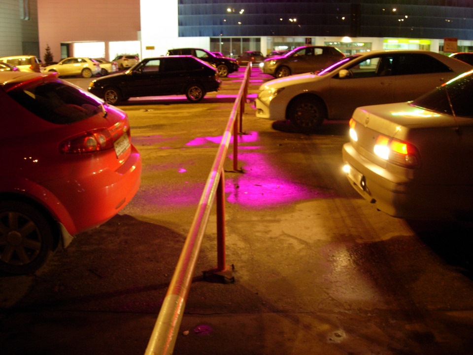 А там еще ехать и ехать… 1,7 метра до машины, метр до оградки — Nissan Cefiro (A32)