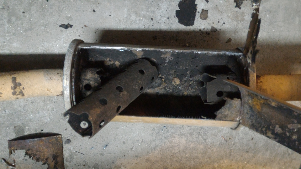 А вот и причина непонятных звуков в резонаторе! — Mitsubishi Pajero Junior