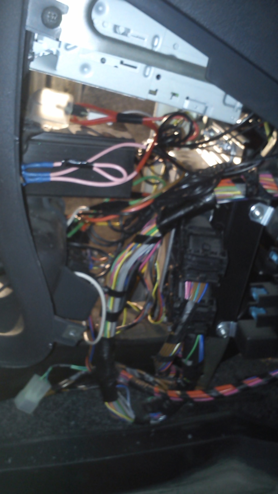 Кнопка крышки багажника и пневмогидравлические упоры — Lada 2115, 1,6 л ...