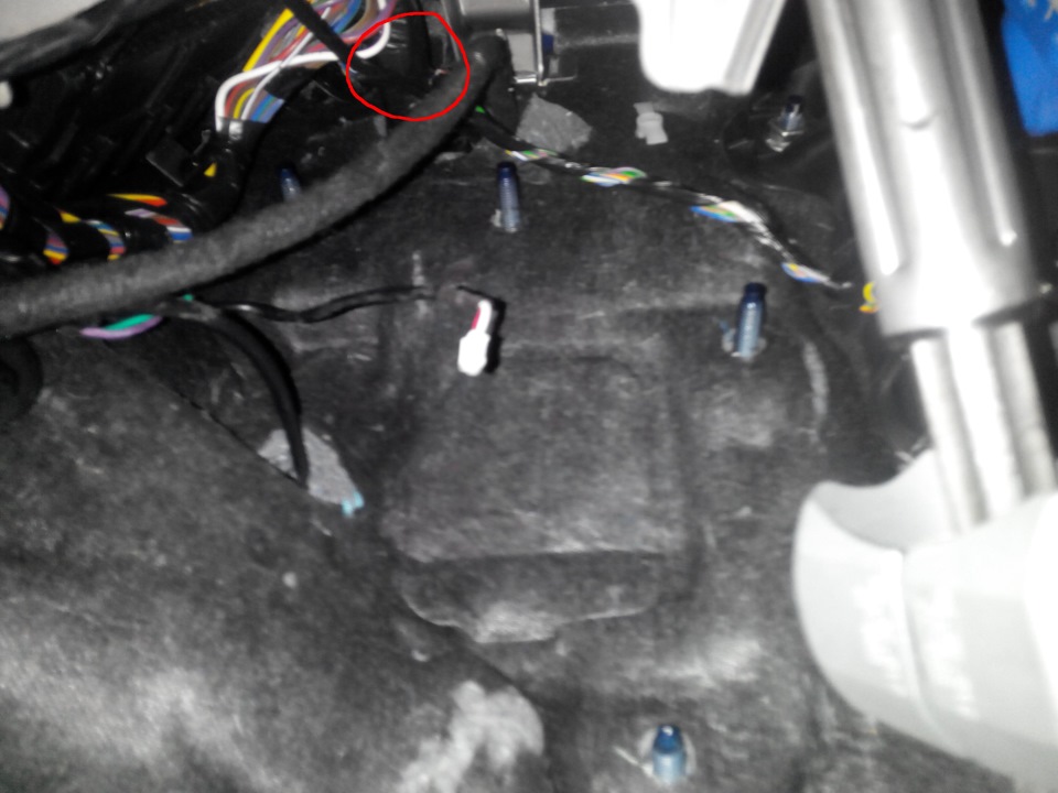 место куда протягивал силовой провод к АКБ — Ford Mondeo V