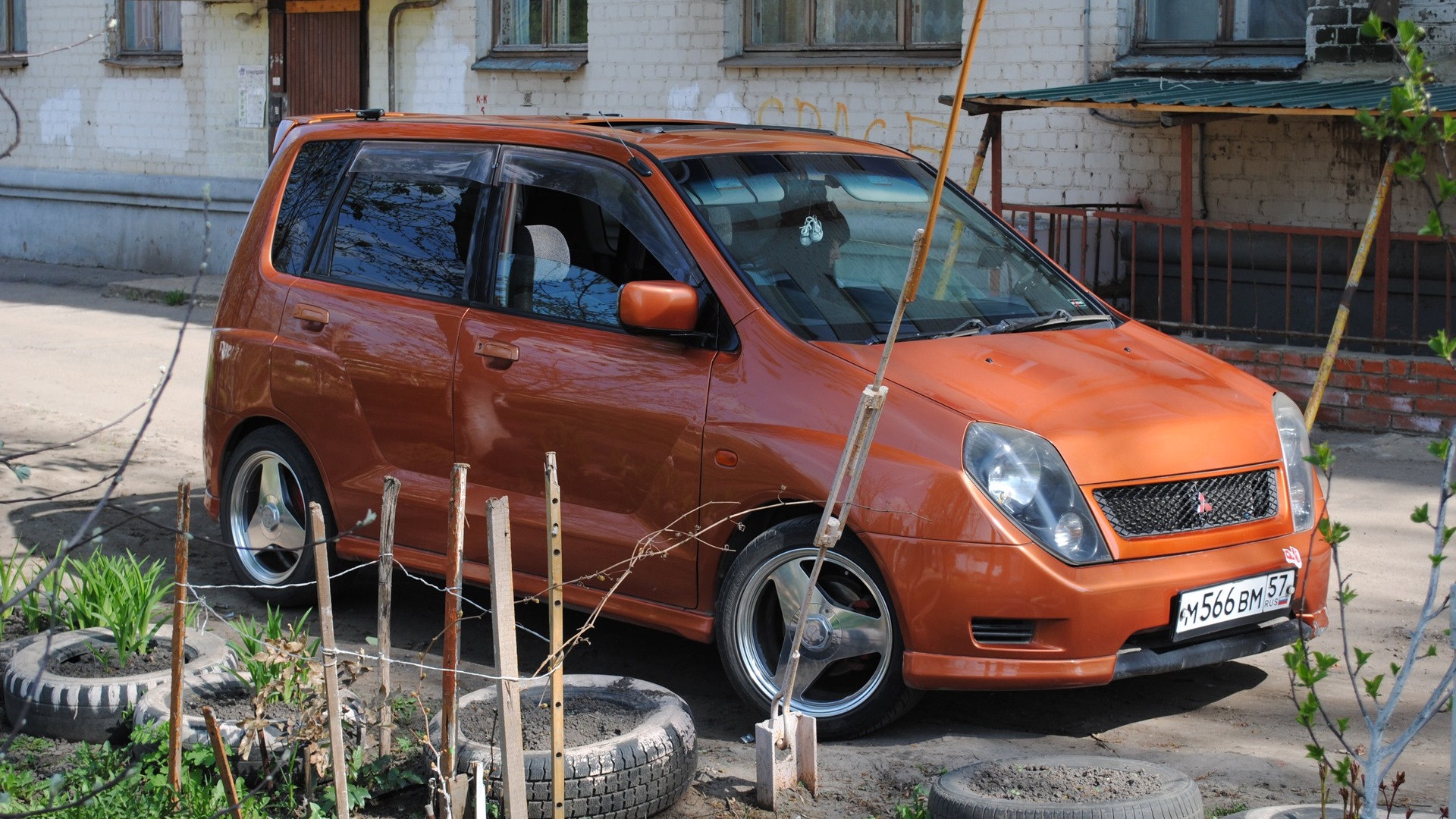 Динго авторазборка. Митсубиси Динго стенс. Mitsubishi Dingo stance. Митсубиси Мираж Динго стенс. Митсубиси Динго 1999 тюнинг.