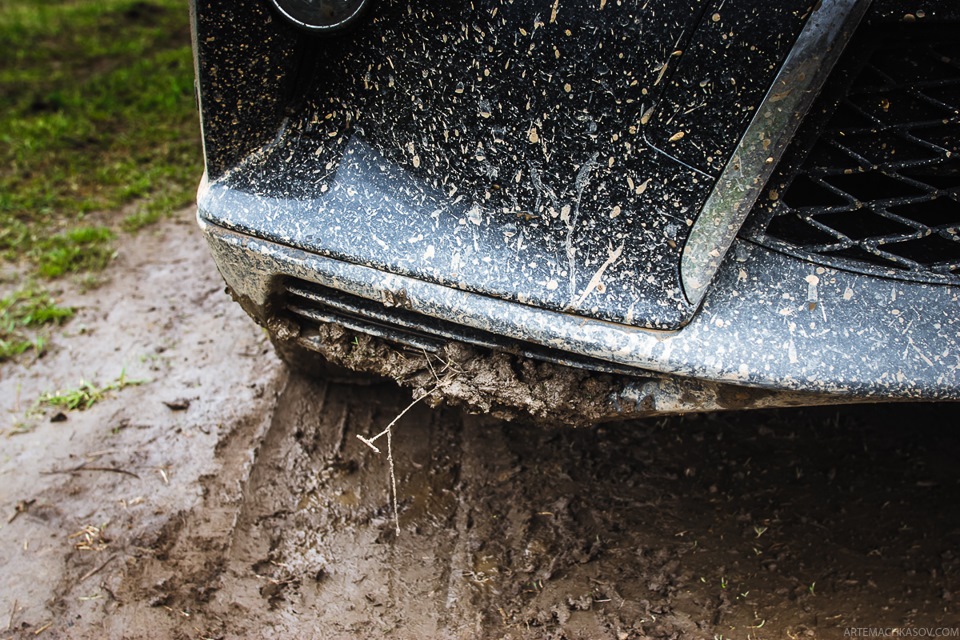 Почему машина грязная. Автомобиль в грязи. Машина цвета грязи. Автомобильные номер в грязи. Маскировка авто грязью.