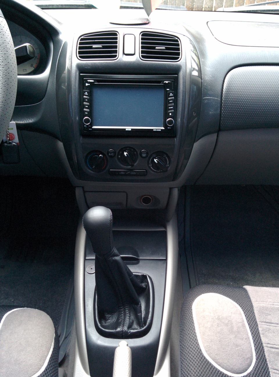 Оклейка пленкой под карбон в салоне авто — Mazda 323 VI, 1,6 л, 2003 ...