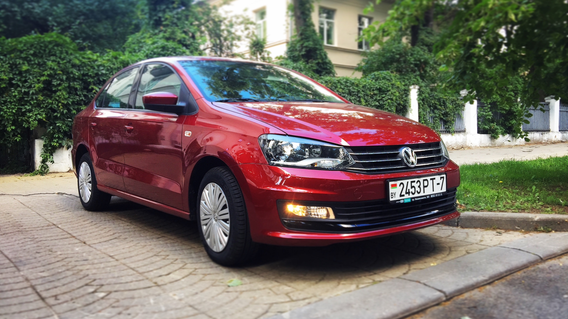 VW Polo sedan красный