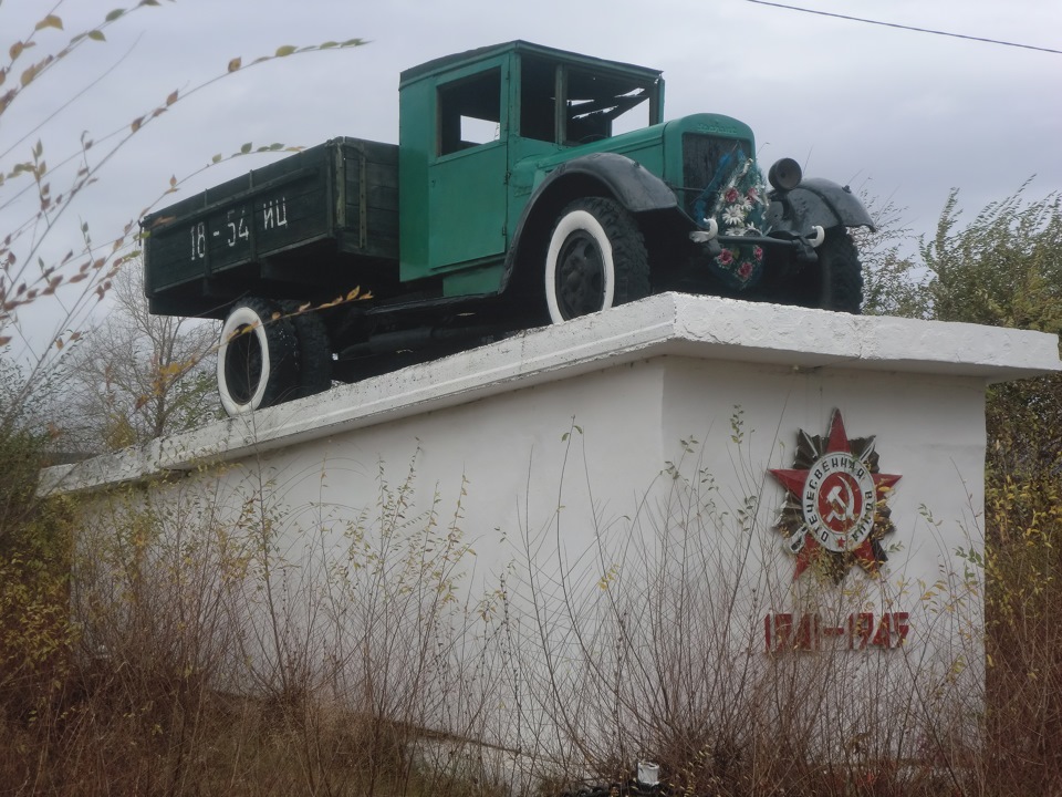 Зарастают памятники