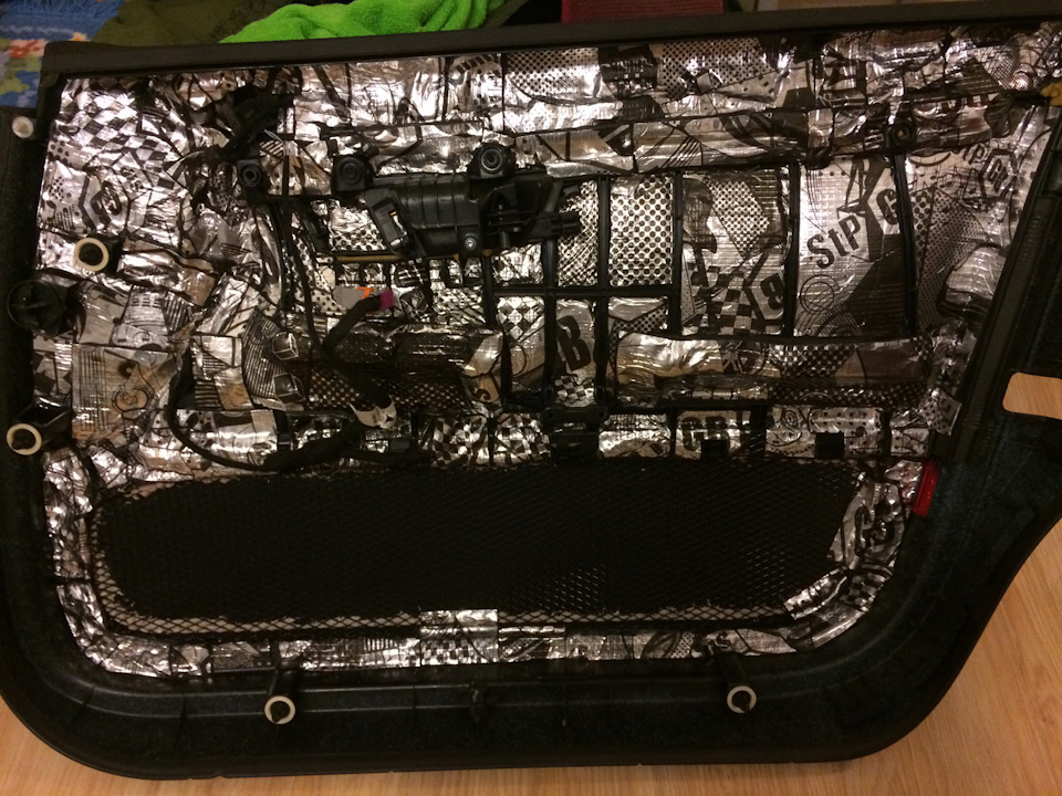 Виброизоляция обшивки. Бетонная! Не слышно даже работу стеклоподъемника! — Audi A4 (B7)