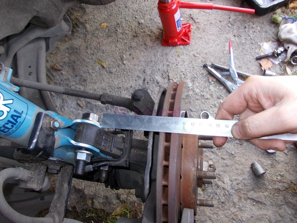 Как выпрямить мост на ниве. Регулировка передних колес мтз 82. Как выровнять задний мост на ниве шевроле. Регулировка схождения колес трактора мтз-80. Развал передний мост.