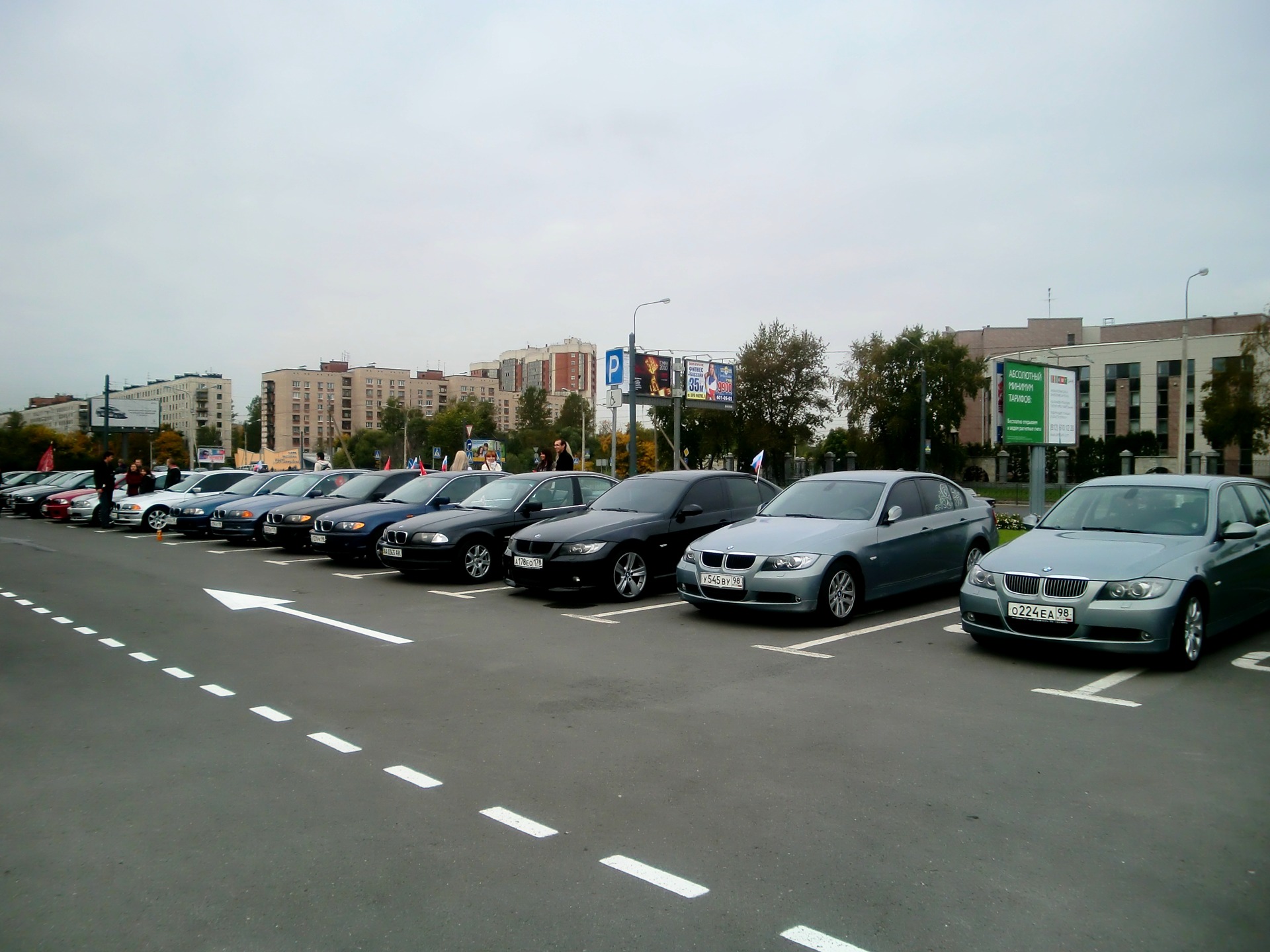 Стоянка перед. Парковка перед стадионом. Парковка перед бизнес центром. Стоянка перед автосалоном. Стоянка перед автосалоном пустая.