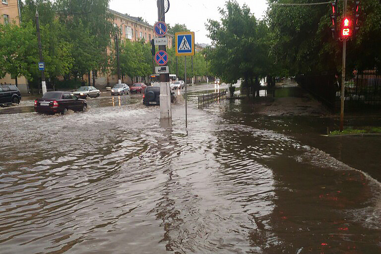 Дождь в твери сегодня. Проспект Победы Тверь дожди. Дождь Тверь. Дождливая Тверь. В Твери сильный дождь.