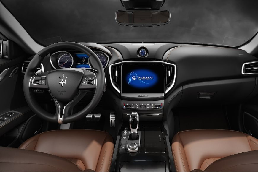 Унікальність Maserati Ghibli також добре характеризує його інтер'єр — м'яка шкіра оббивки сидінь, яка може бути використана як на приладовій панелі, так і у дверних частинах. Оригінальна двокольорова комбінація можуть бути створена для більш спортивного та елегантного інтер'єру. — Maserati Ghibli III