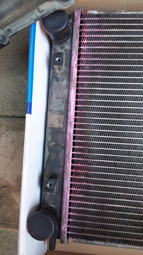 Ремкомплект радиатора приора. Течь радиатора приора. Ваз 2112 потек радиатор охлаждения. Радиатор печки приора потек. Радиатор охлаждения ваз 2112 на автомобиле.