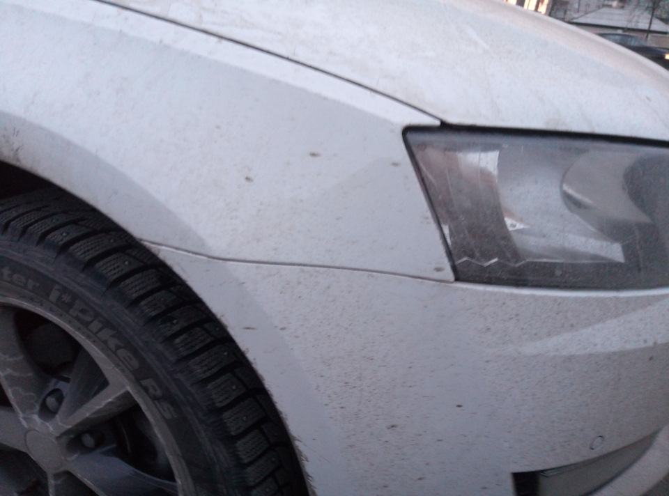 Здесь есть нерметик. Подтеков нет. Фото сделано в одно и тоже время с первым. Одни и те же лужи. — Skoda Octavia A7 Mk3