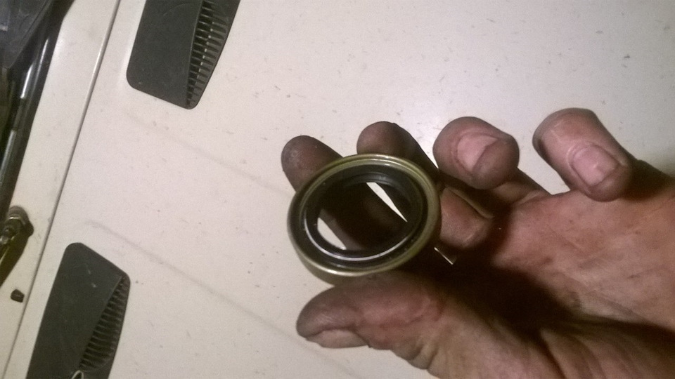 Замена сальников полуосей — Lada 21063, 1,5 л, 1988 года | своими ...