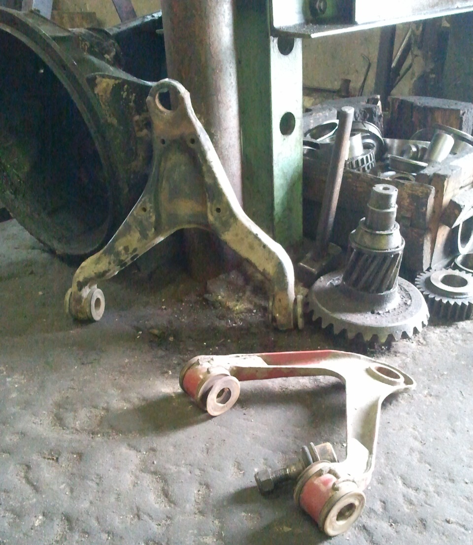 Рычаги после пресса, нижняя усилие выпресовки 47 тонн, верхняя 31 тонна.А мне кувалдой предлагали))) — Iveco Daily (4G)