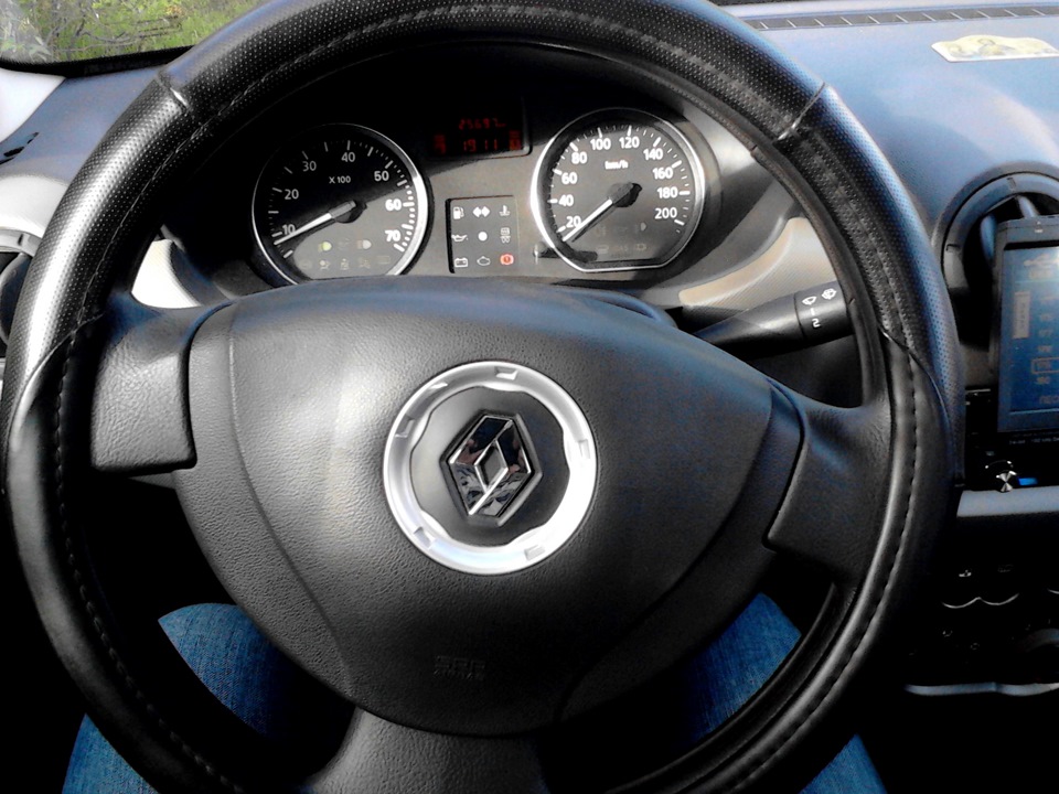 На природе — Renault Logan (1G), 1,6 л, 2011 года | фотография | DRIVE2