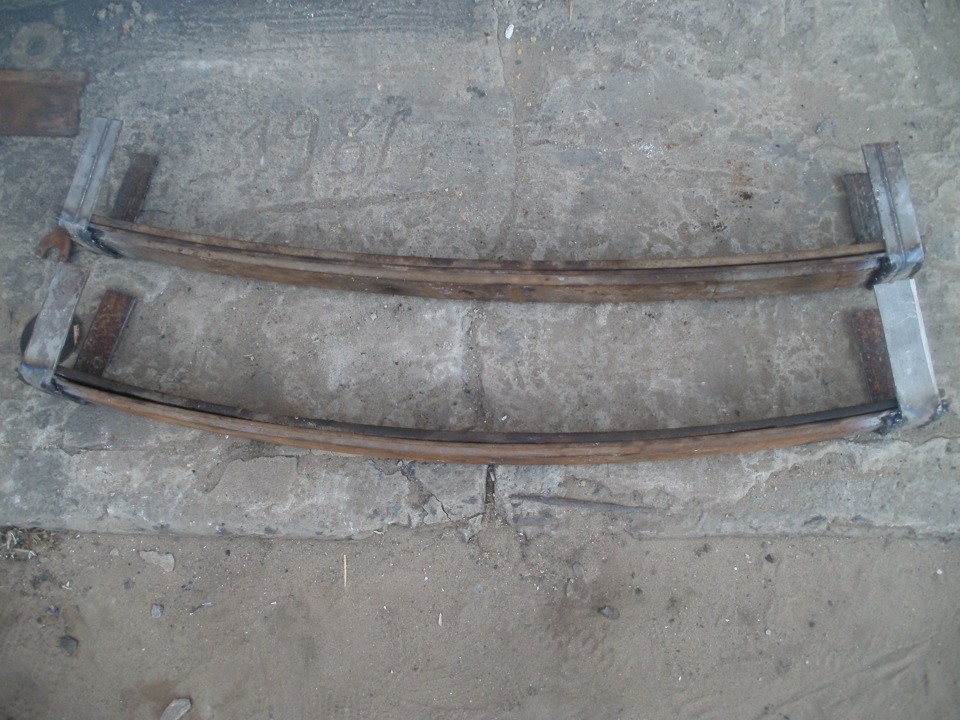 Усилить переднюю рессору газели. Клинья под рессоры на газель. Кронштейн под рессоры газель. Газ 33023 усиления рессоры спереди. Газ 33023 усиления рессоры спереди.