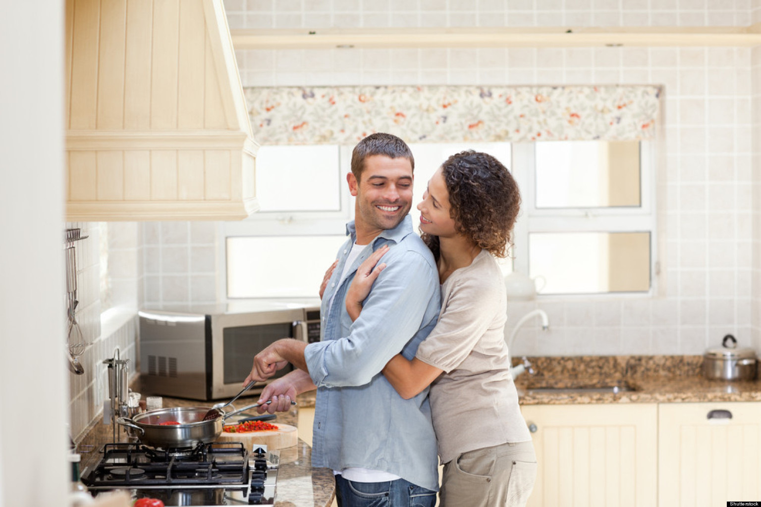 Пока жена готовит муж. Мужчина и женщина на кухне. Объятия на кухне. Фотосессия на кухне с мужем. Парень обнимает на кухне.
