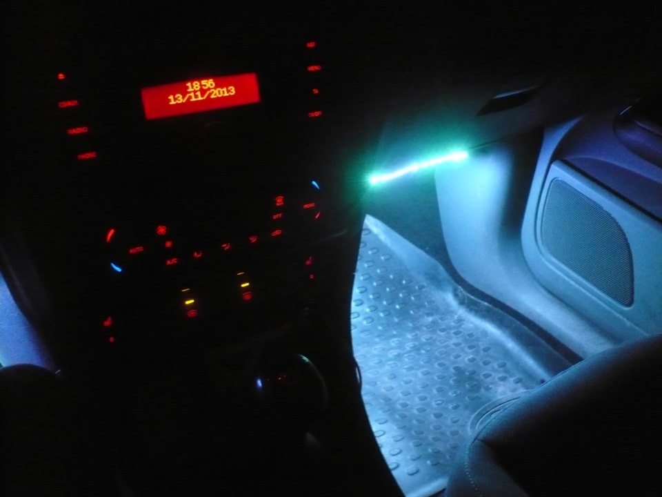 Почему мигает подсветка. Led подсветка кнопок Форд фокус 2. Подсветка ног Мерседес w203. Подсветка ног Форд s-Max 2006. Штатная подсветка ног Ford Focus 3.