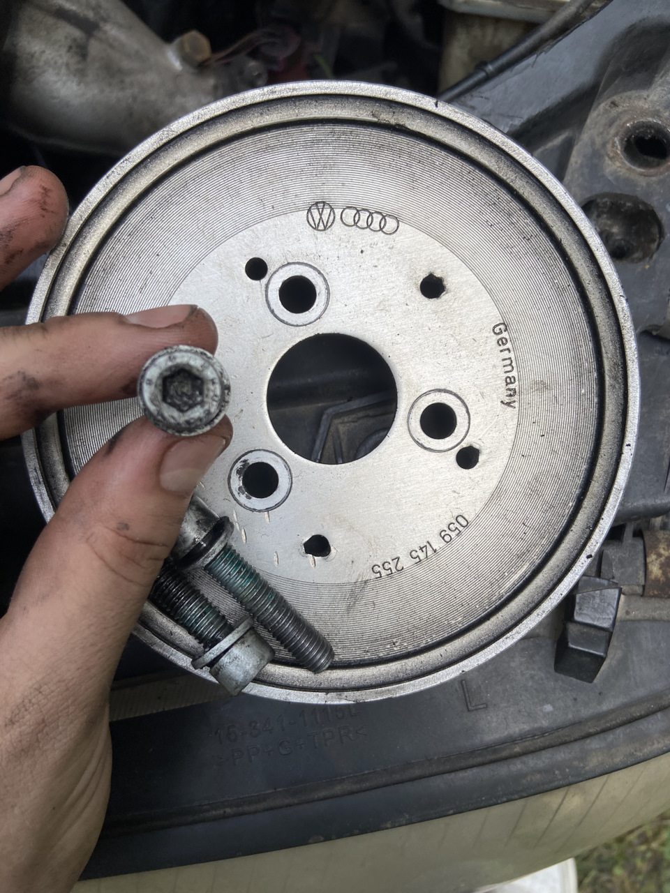 Шкив насоса ГУР и болты, фиксирующие насос — Audi A6 Avant (C5). Запчасти на фото: 059145255