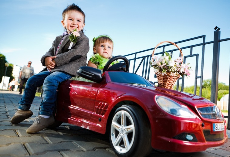 Маму в машине сын рассказ. Машина для сына. Машинки для малышей. Фотосессия с сыном и машиной.