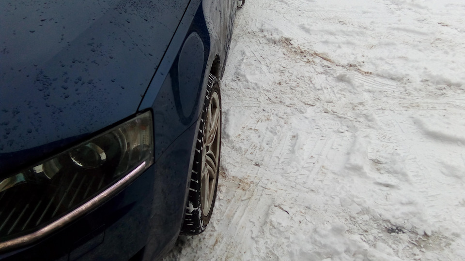 А вот так спереди. Чуть торчит, но не сильно. — Skoda Octavia A7 Mk3